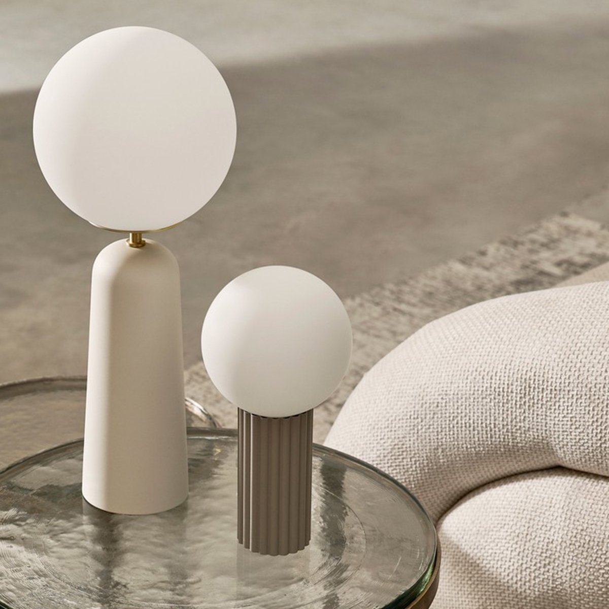 Lámpara de mesa diseño moderno pantalla redonda de vidrio opaco Delphine Venta