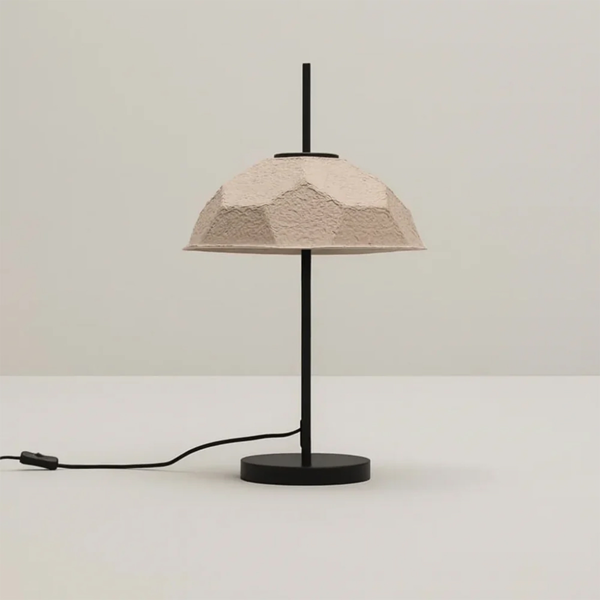 Umweltfreundliche Tischlampe im geometrischen Design Turtle
