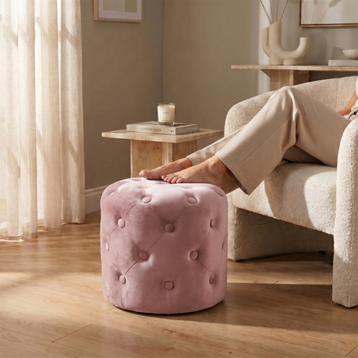 Samt-Hocker mit Stauraum und Fußablage in Capitonné-Optik, modern, Celora