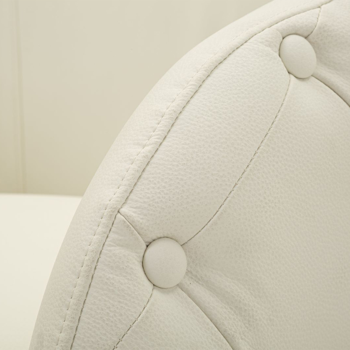 Sillón tapizado con reposapiés de polipiel Zagabria