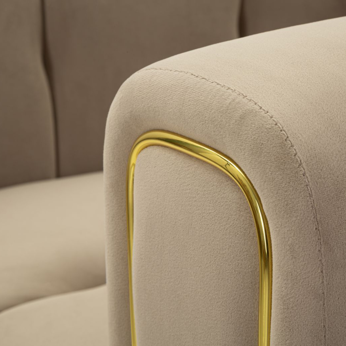 Sillón tapizado en terciopelo con cojín Alma
