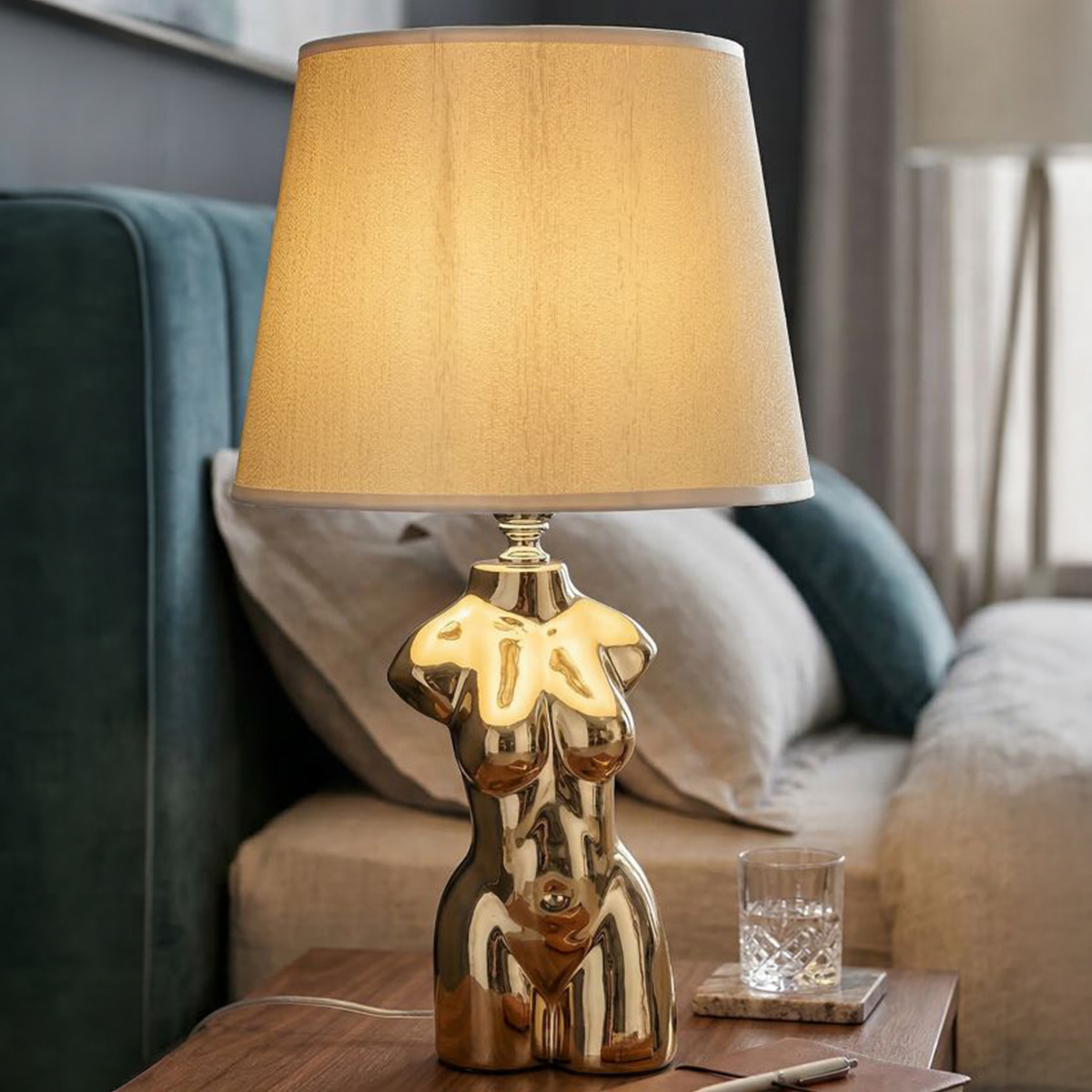 Lampada da comodino in ceramica con paralume Glam Woman