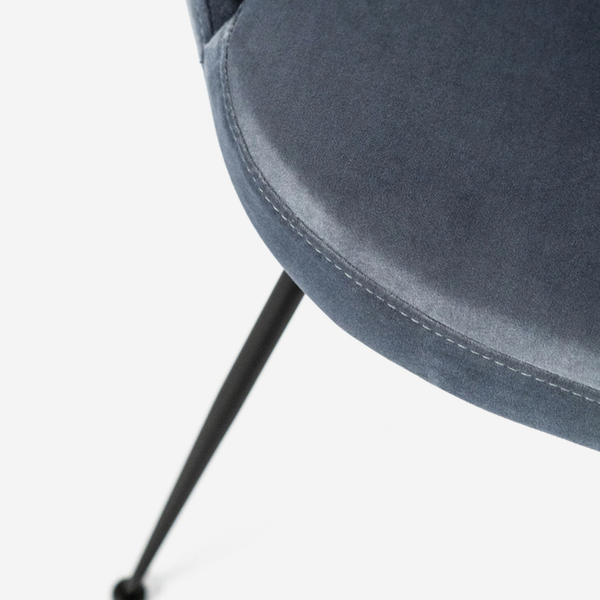 Silla tapizada en microfibra con patas metálicas Andromeda