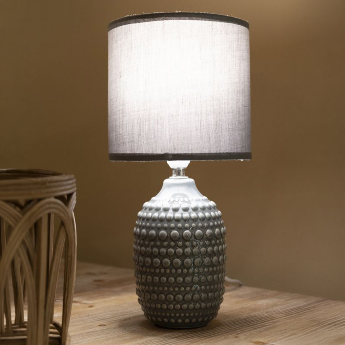 Lámpara de mesita de noche de cerámica y tela Points