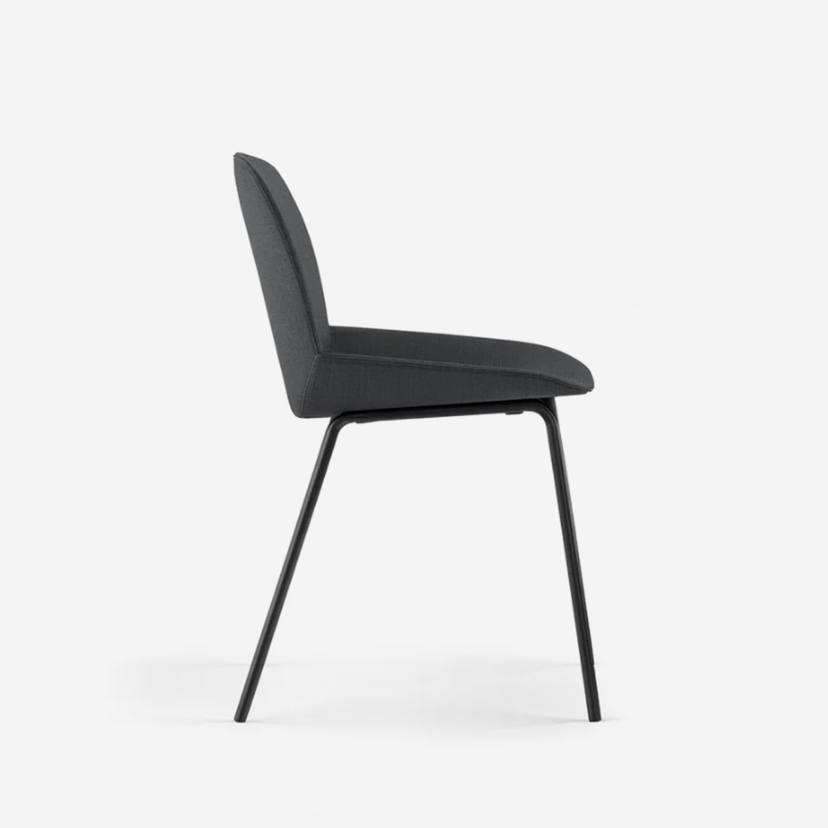 Set de 4 sillas de comedor tapizadas en tela Adhara