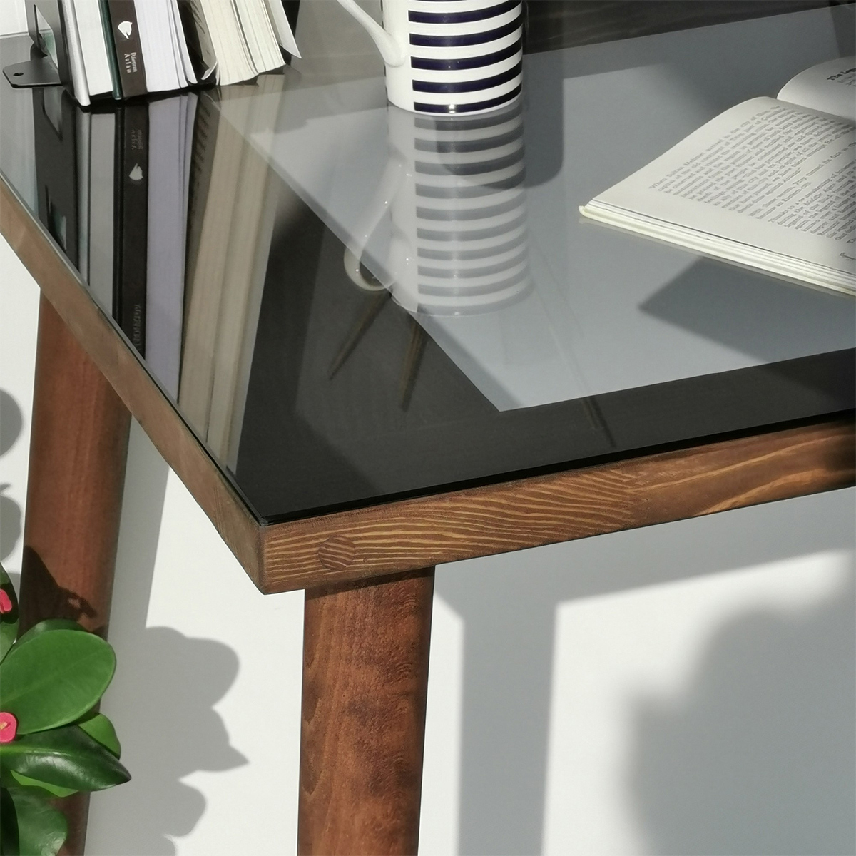 Escritorio de vidrio templado y madera de haya Cozy