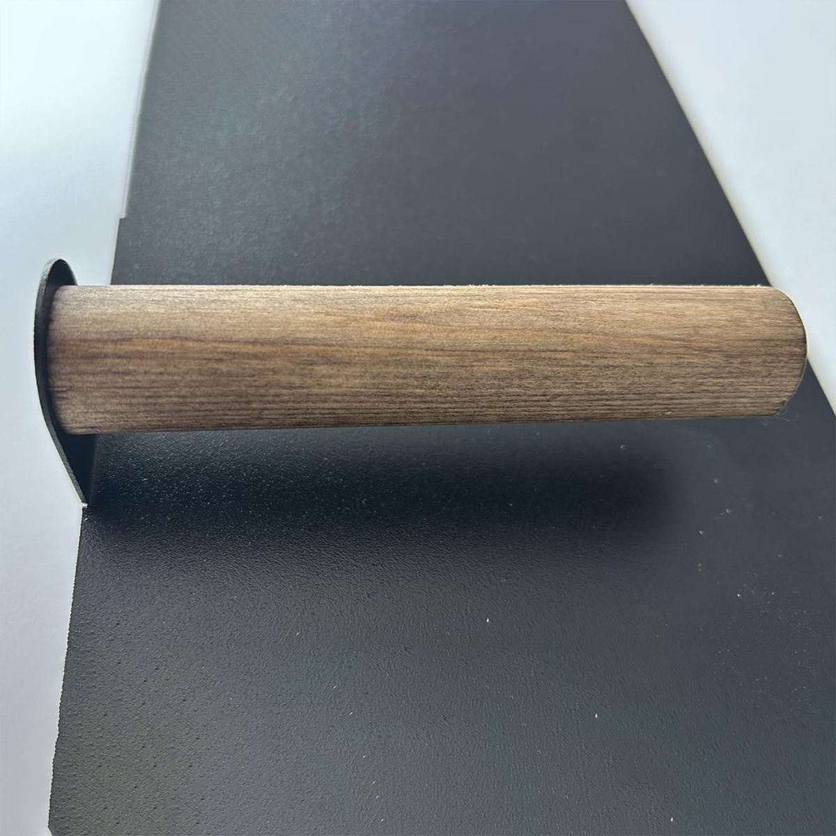 Estante de pared revistero de metal y madera Myrinthor