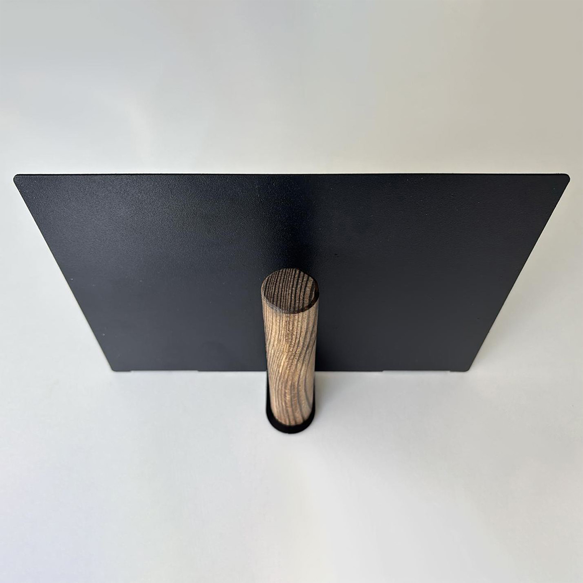 Estante de pared revistero de metal y madera Myrinthor