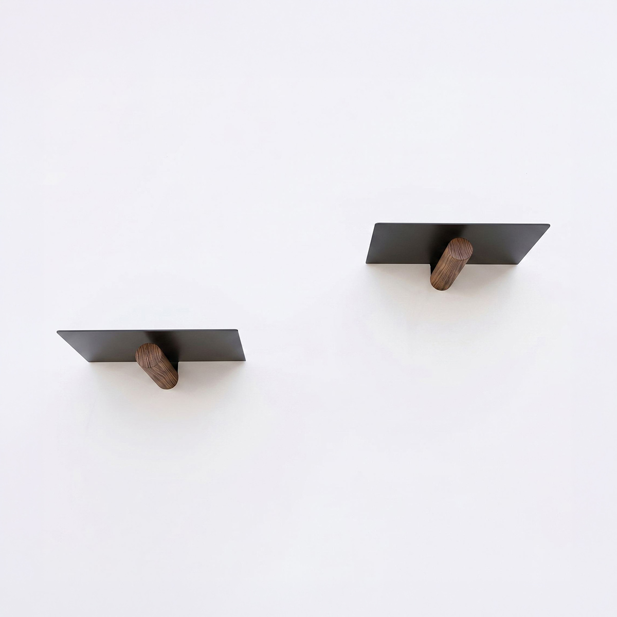 Estante de pared revistero de metal y madera Myrinthor