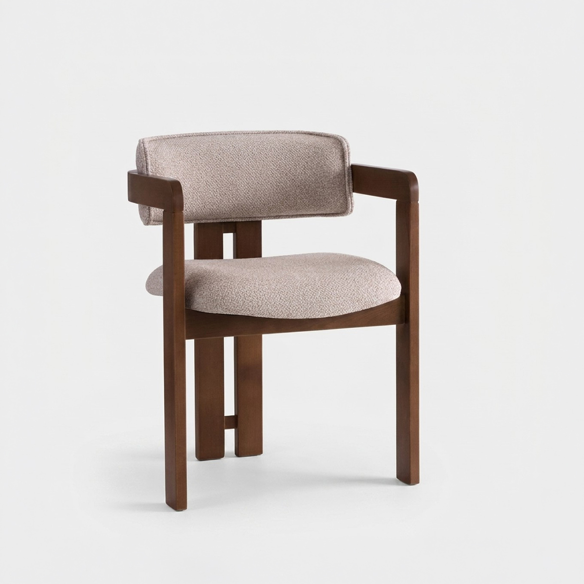 Silla de madera con reposabrazos para salón Cozy