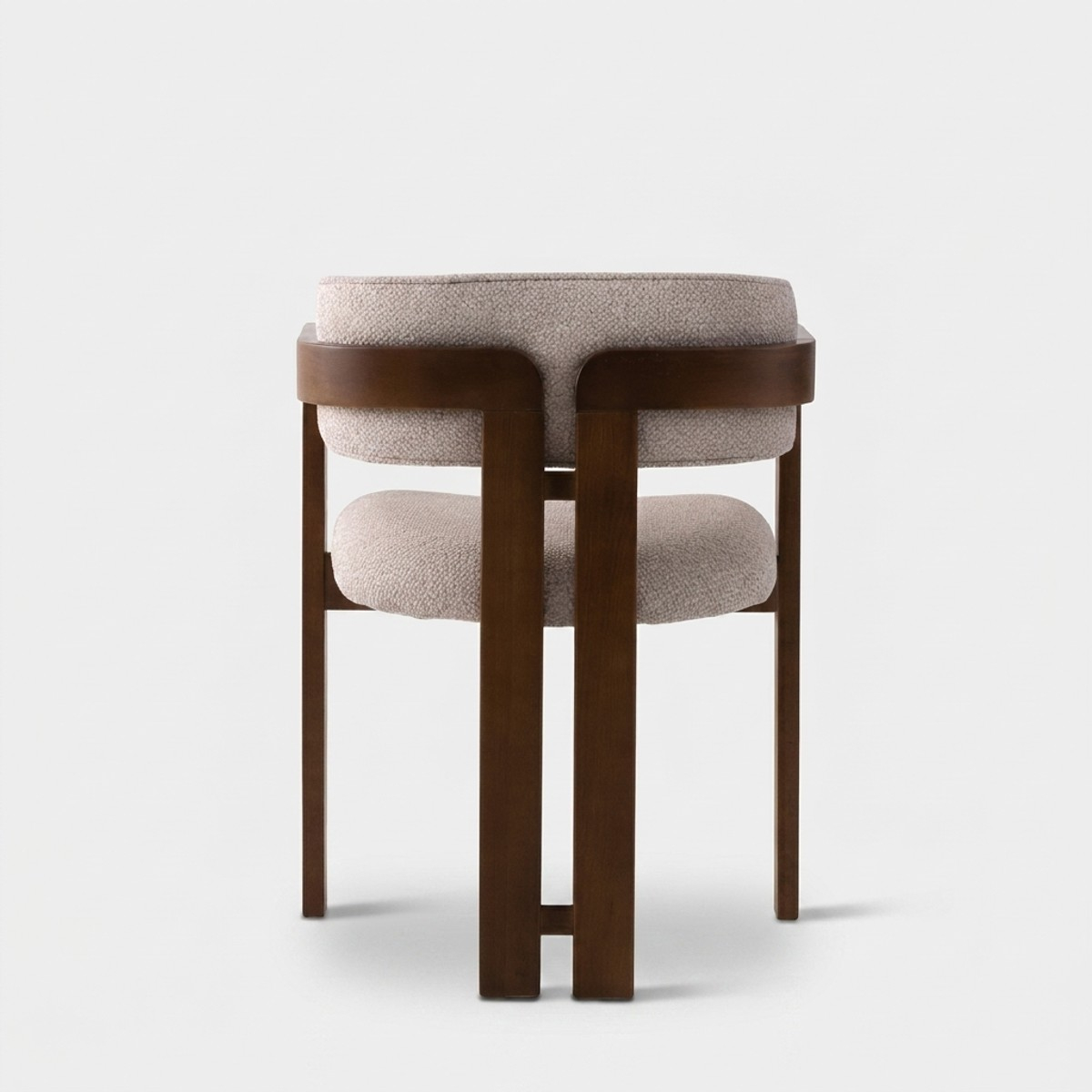 Silla de madera con reposabrazos para salón Cozy