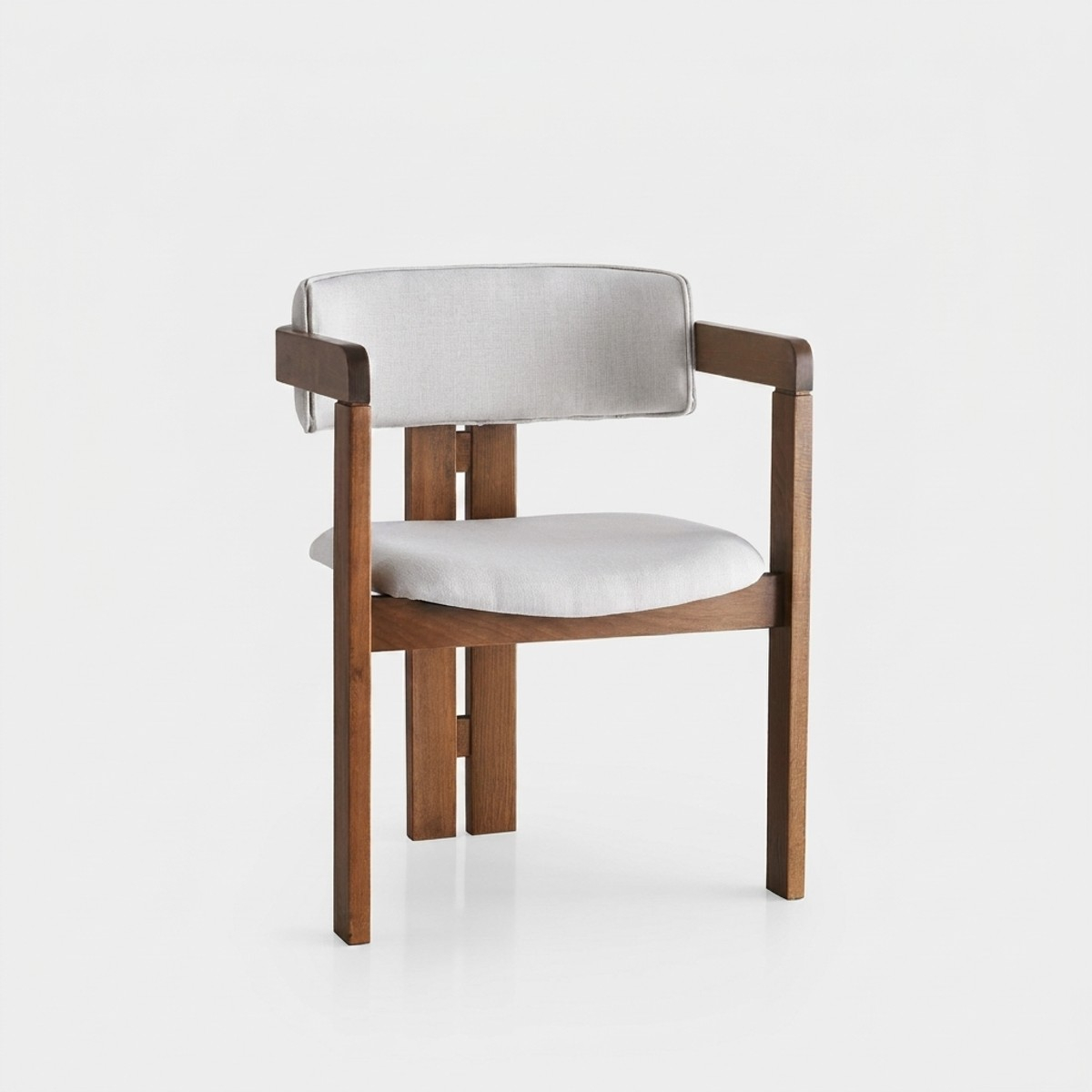 Silla de madera con reposabrazos y asiento de lino Thaloth